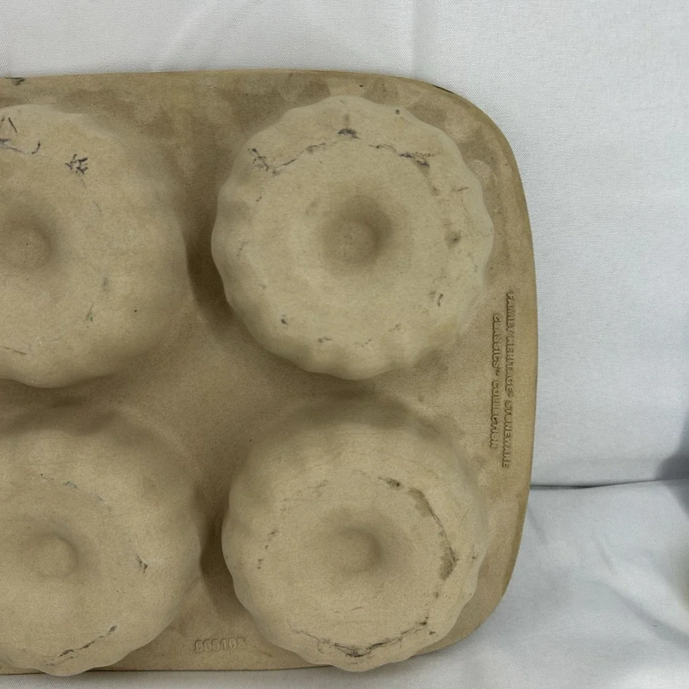 Pampered Chef Stoneware Mini Fluted Bundt Pan Family Heritage Classic